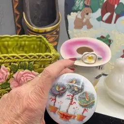 Planter, Lady And Trinket