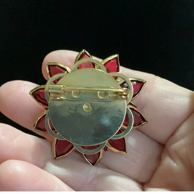 Vintage Goldtone Avon  Flower ( Chrysanthemum ) Brooch. With Multiple Layers Of Petals & Faceted Gorgeous Pink And Purple Glass Rhinestones.