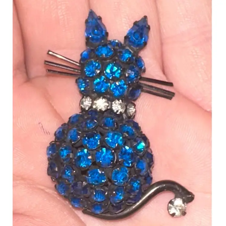 #01 - SIGNED WARNER Vintage Brooch Pin Kitty Cat Black Tone Blue Rhinestone Brooch