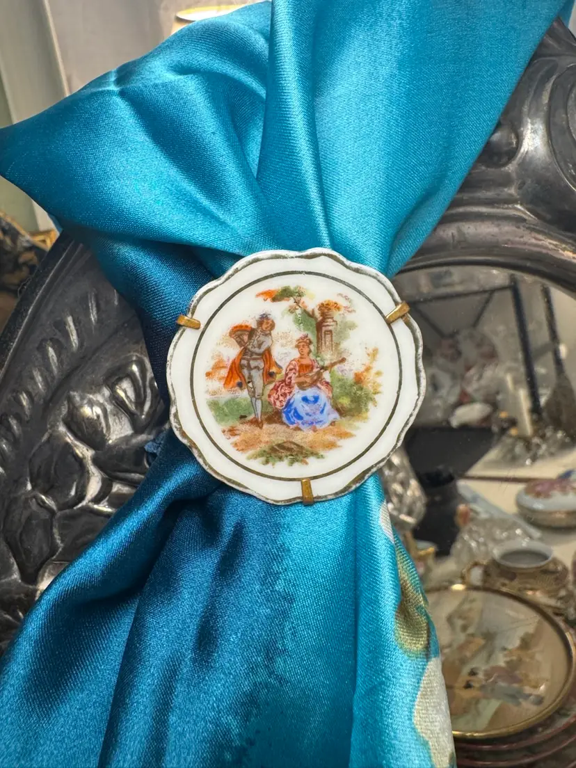 🇫🇷 France Limoges courting couple brooch, miniature porcelain plate 1.5”