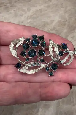 Vintage Lisner Brilliant Prong Set Blue Faceted Rhinestone Brooch