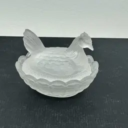 Muni Satin Clear Hen In Nest