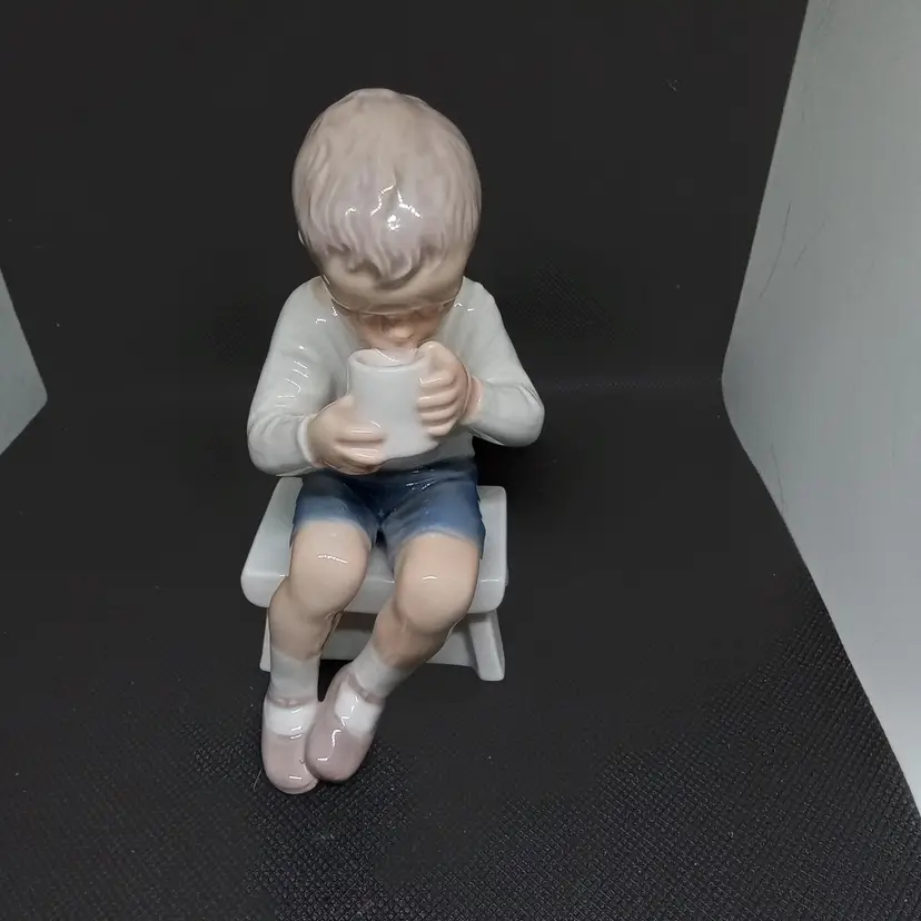 BING & GRONDAHL Drinking Milk Boy 1713
