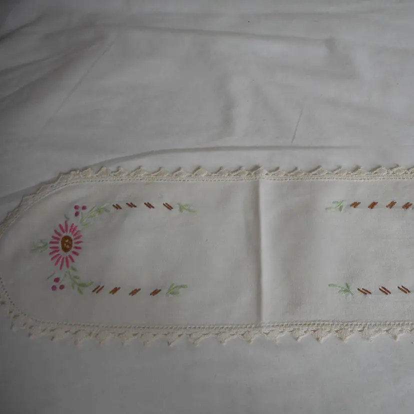 Vintage Pink Floral handmade embroidered oval Lace Dresser scarf 15.5 x 5 Estate