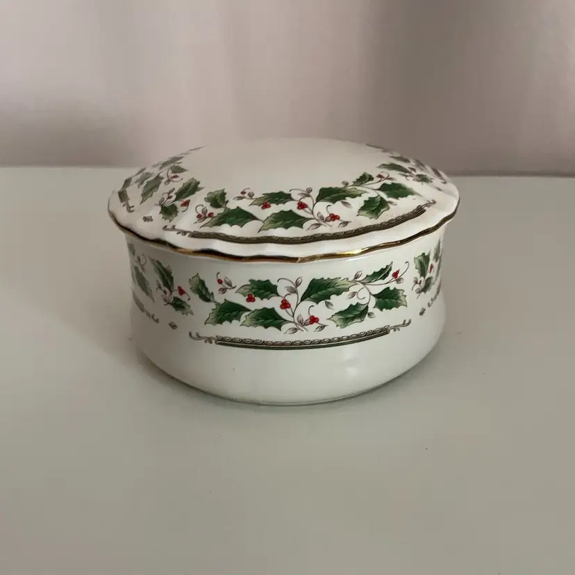 ROYAL LIMITED HOLLY HOLIDAY ROUND COVERED BOX TRINKET