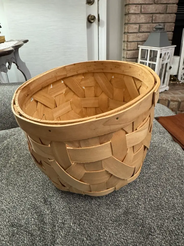 Round Basket With Handle & 3 Feet On The Bottom