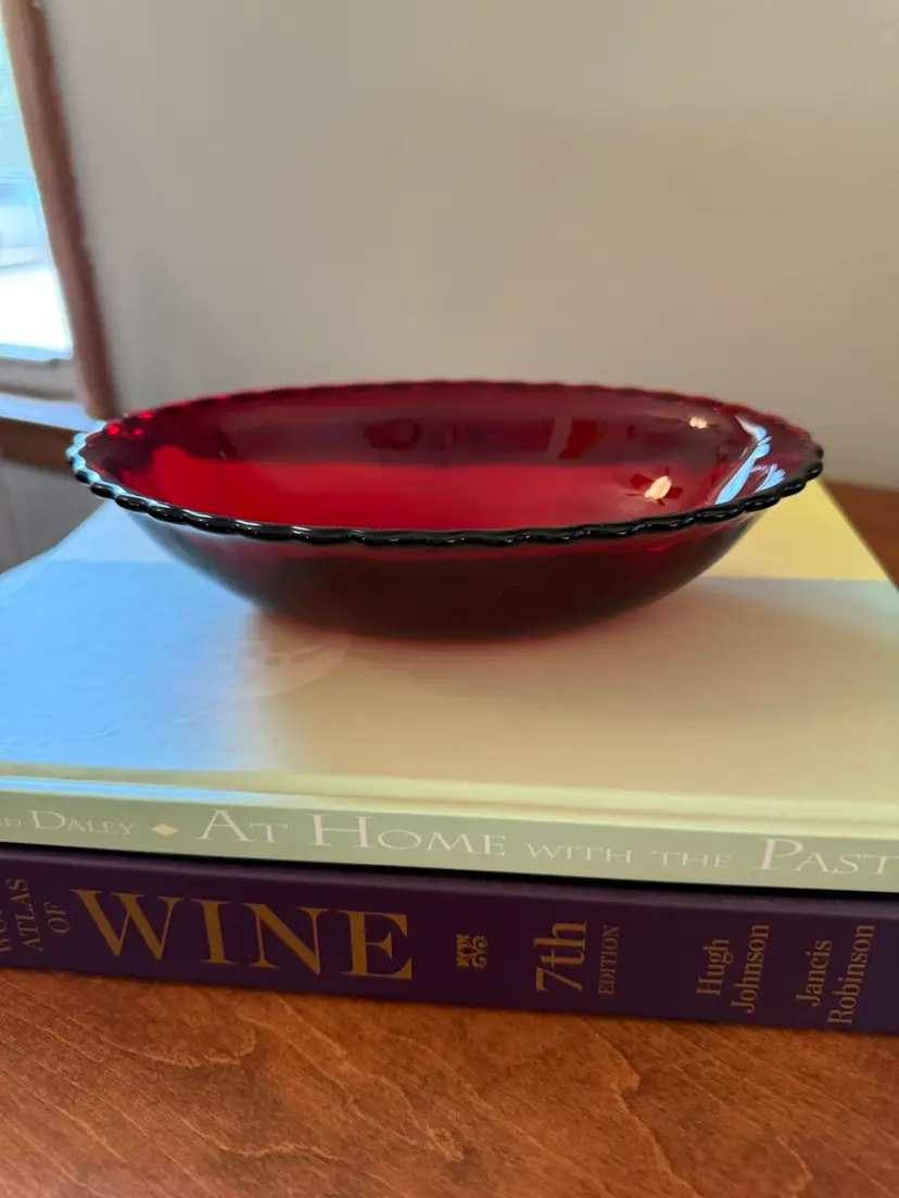 ☀️8-1/2” W x 5-1/2” D x 2” H Vintage Anchor Hocking Red Bowl
