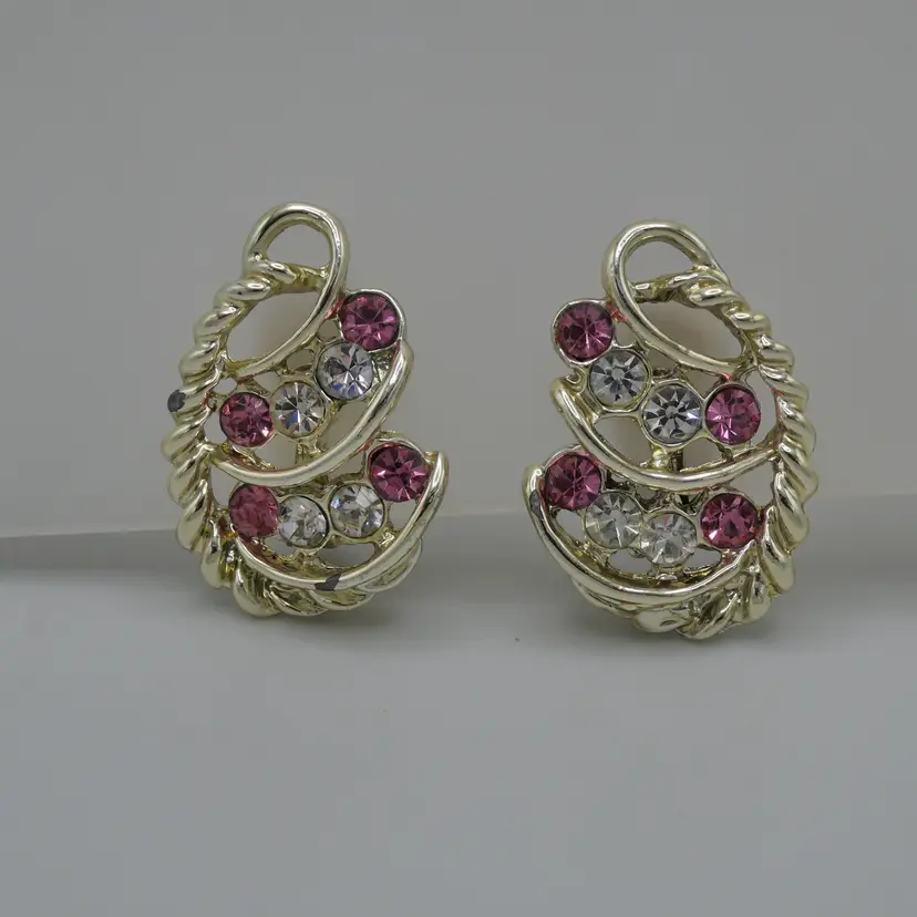 Vintage Pink Clear Faceted Rhinestone Clip On Earrings Gold Tone Metal Twisted Swirl 1.25"