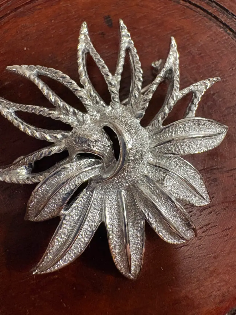 Vtg Sarah Coventry Signed Poinsettia Flower Silver Tone Pin Brooch