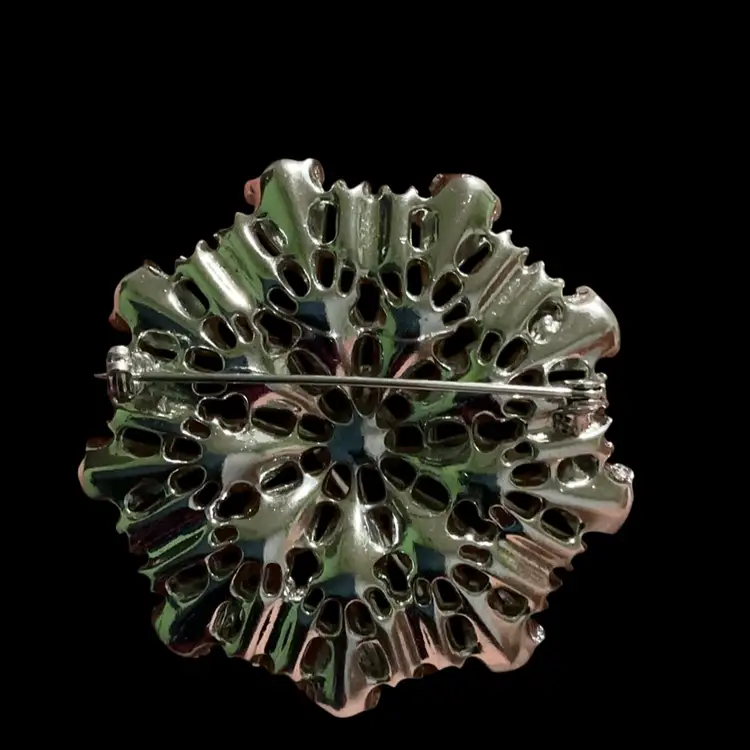 Gorgeous Vintage Silvertone Floral Flower Design Brooch . With Clear Glass Rhinestone. Super Gorgeous Brooch , Not Signed.