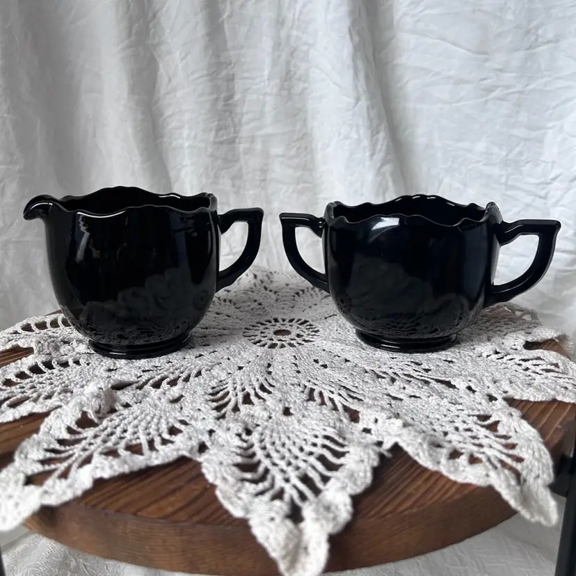VINTAGE DIAMOND GLASSWARE COMPANY BLACK GLASS CREAMER AND SUGAR FROM 1913-31
