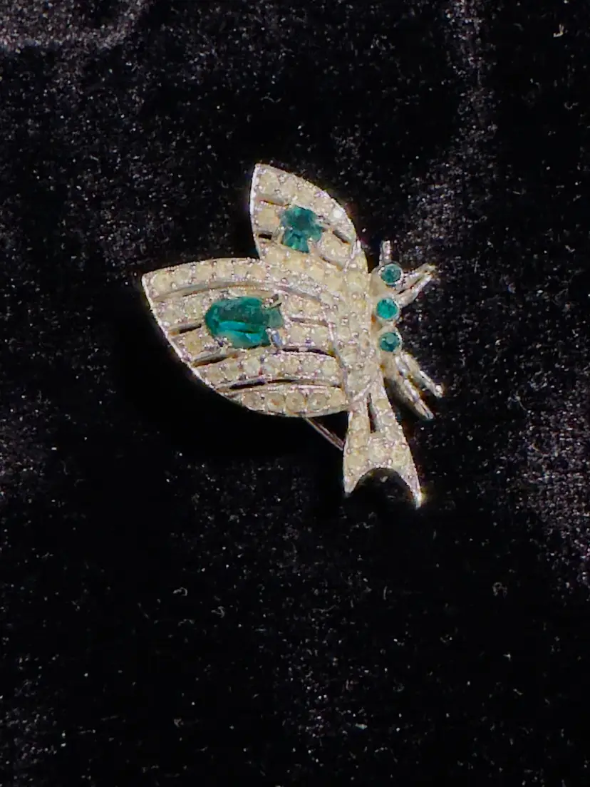 #1654 Butterfly Brooch 🦋 Silver Tone Clear Rhinestones with Emerald Accents 1”