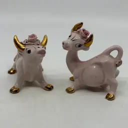 Vintage Kitschy Pink Hand Painted Cow And Bull Salt And Pepper Shakers Set Gold Accents With Some Spaghetti Factors Thames Made In Japan Sticker