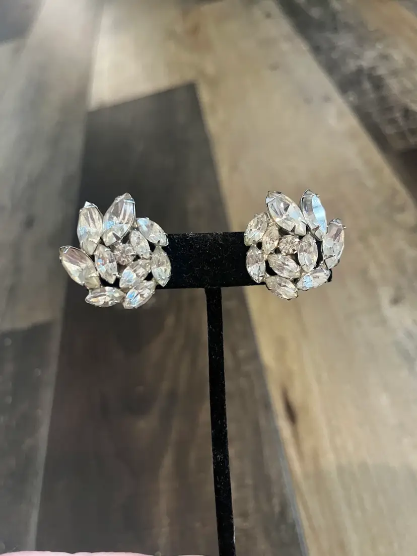 Vintage Weiss Rhinestone Clip On Earrings