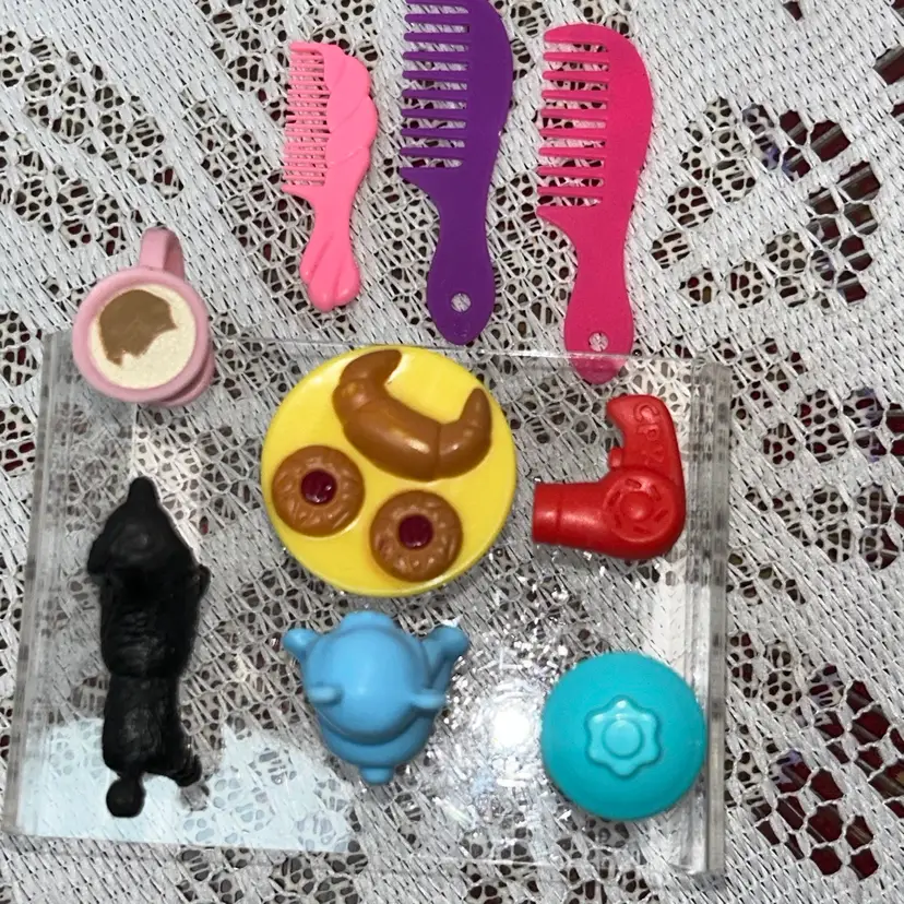 **Vintage miniature items, from a dollhouse or Barbie