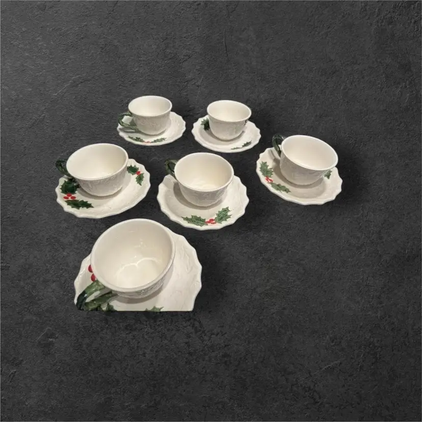 Vintage Lefton Holly Berry Mugs Set: Classic Ceramic Christmas Cups, Festive 1970s Pattern | Set of