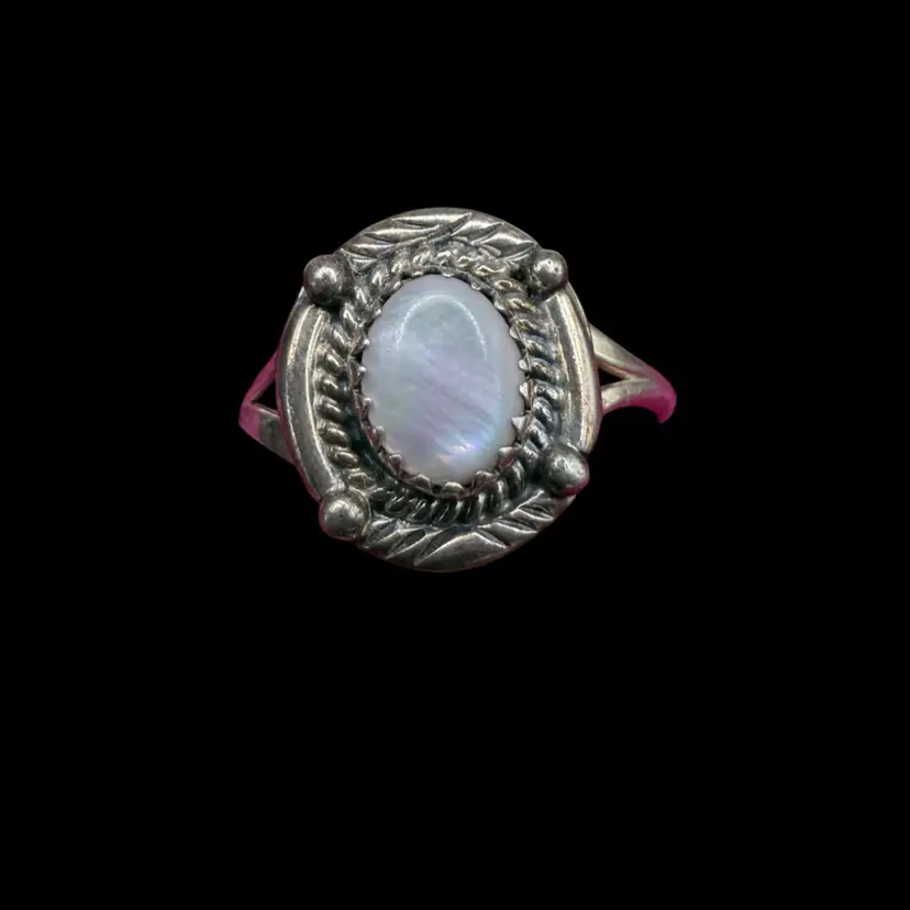 vintage Native American sterling silver ring with an oval mother-of-pearl cabochon - Size  9.5
