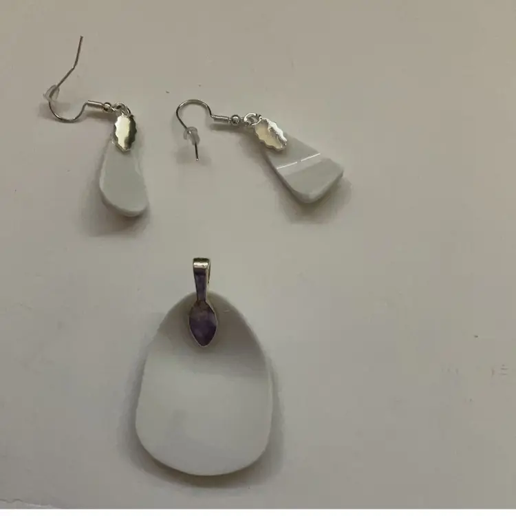 Broken Teacup Earrings And Pendant
Made By Me