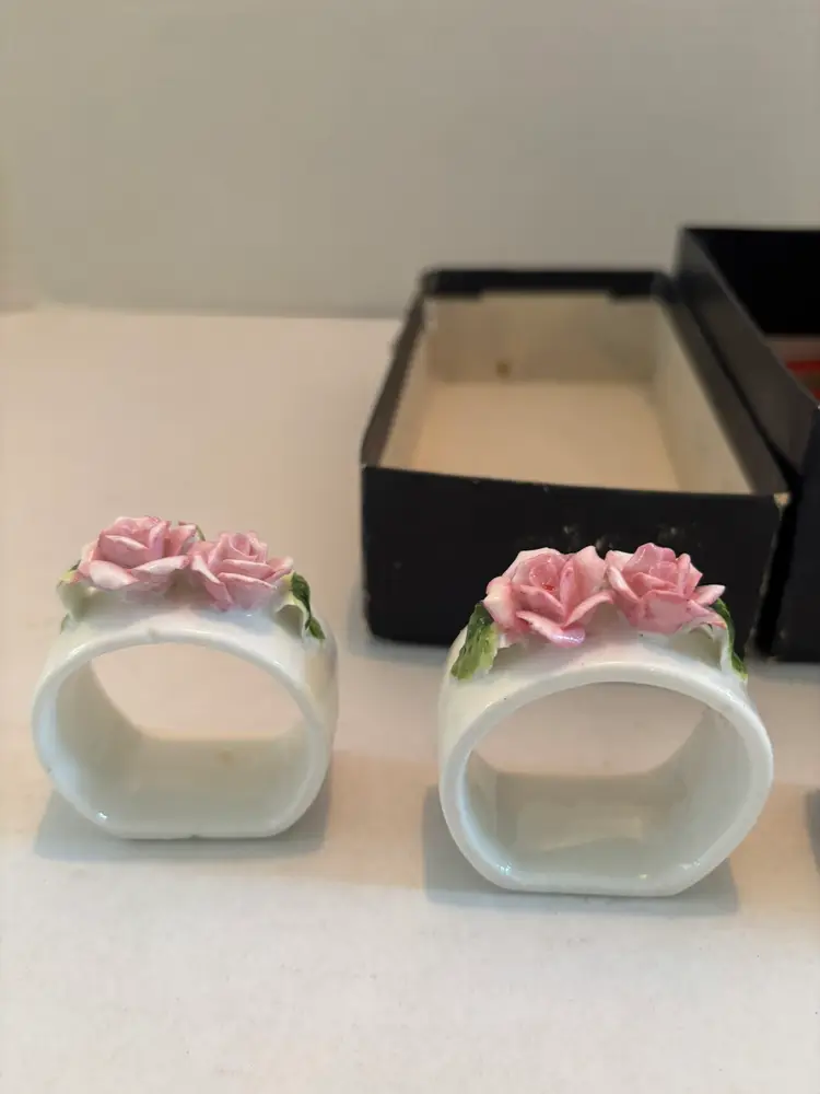 Vintage Set of 4 Bone China Napkin Rings Rose Pattern in Original Box  Japan