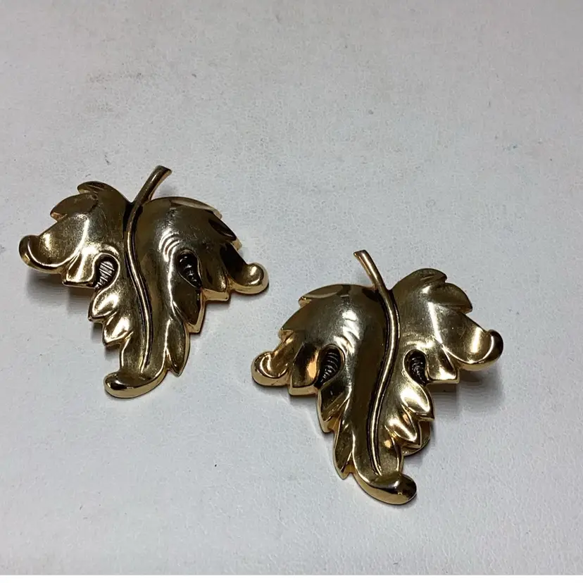 Goldtone Leaf Clipon Earrings 1” Lightweight