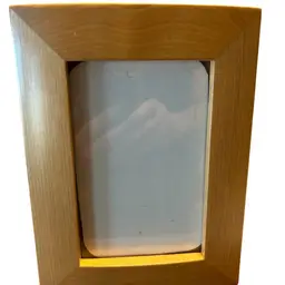 Light Colored Wooden Picture Frame Picture Size 5 1/2x3 1/2 Total Size 8x6
Hang Or Stand