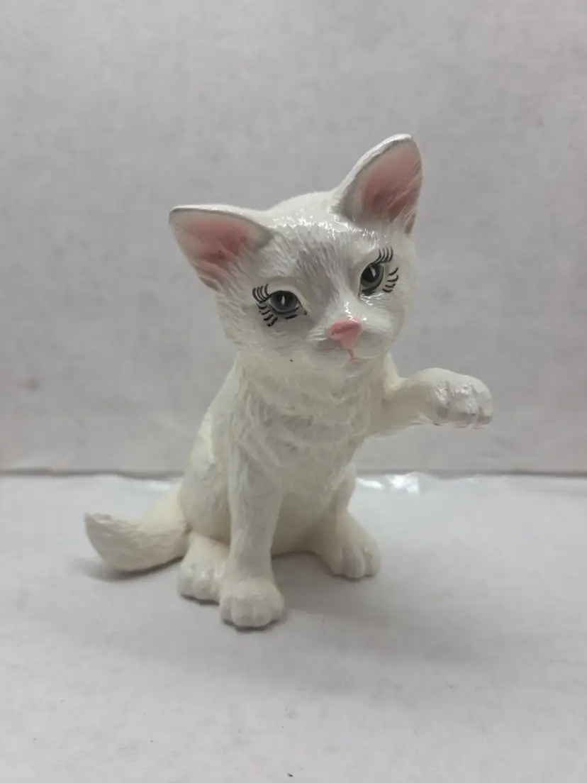 Vintage RARE PAT'S CRITTERS White Cat Kitten Sitting Up Batting Figurine 6" High