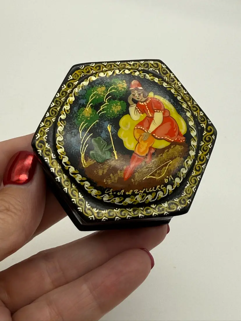 RARE! Hexagon Russian Fairytale Frog Prince Hinged Laquer Trinket Box - Signed