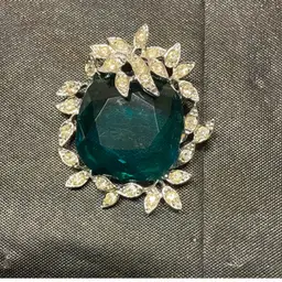Unsigned Sarah Coventry Holiday Ice Collection With Emerald Green Rhinestone In Center And Bright Ice Rhinestones Around Design.