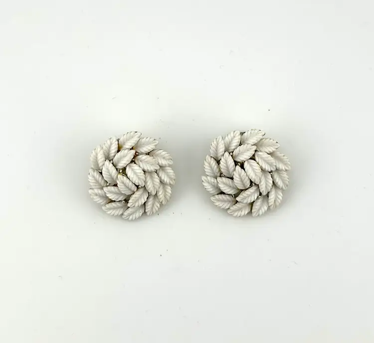 Vintage Signed Lisner Silver Tone White Thermoset Leaf Cluster Clip-on Earrings 1.25”