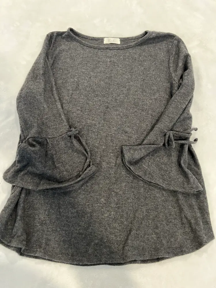 Women's Grey Top with Bell Sleeves
Size L
By Riahn