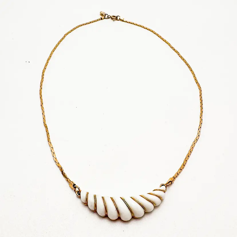 Avon Gatsby Collection Necklace White Swirl Gold Tone Signed 16" B25