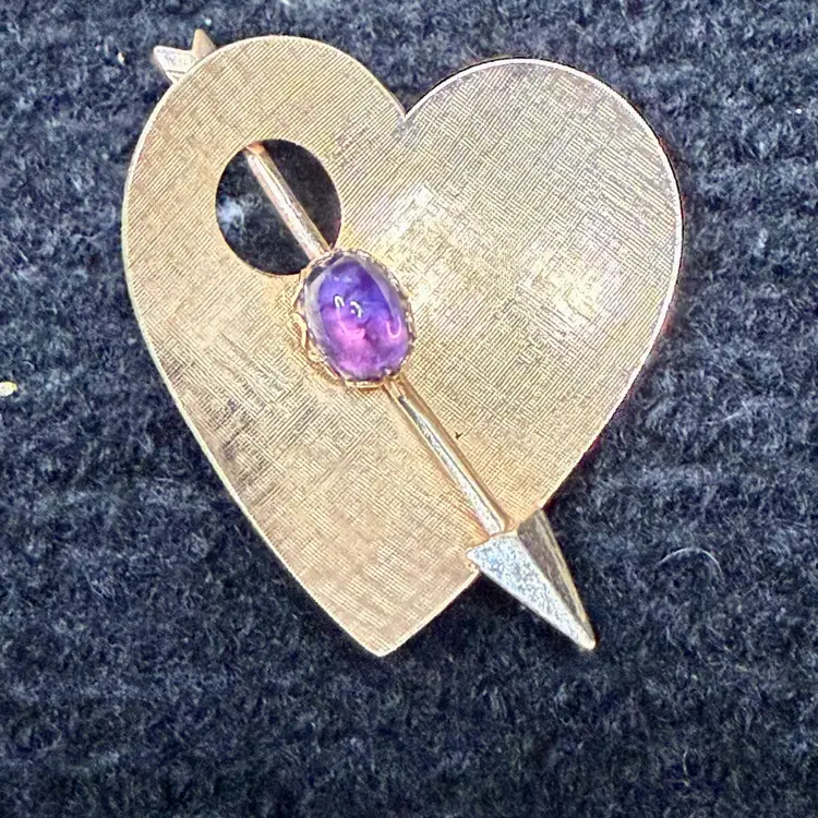 VINTAGE INC 1/20 12K GF Heart BROOCH With Amethyst Cabochon Stone. SIGNED