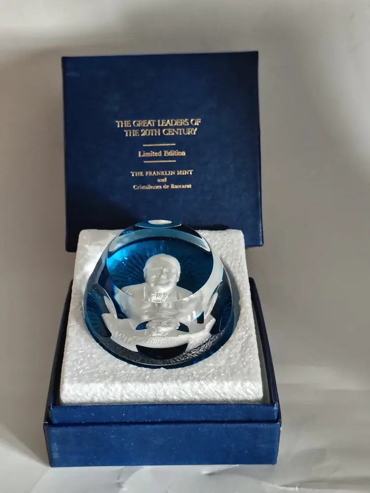 Vintage Baccarat for Franklin Mint Sulfide Cameo Paperweight Sir Winston Churchill, c1979