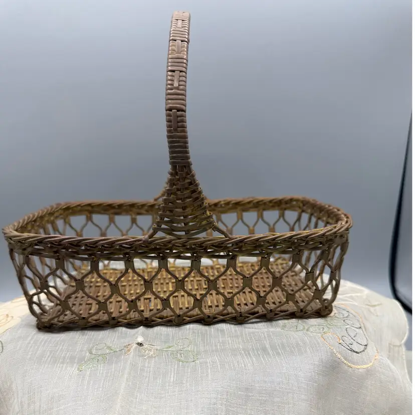 π Vtg Gold Tone Woven Wire Gathering Basket with Central Handle 9x6.5x9β