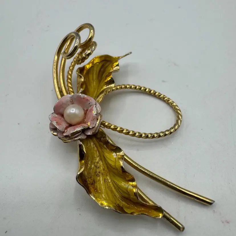 # 67 Vintage 1940s Gold Tone Flower Brooch With Faux Pearl