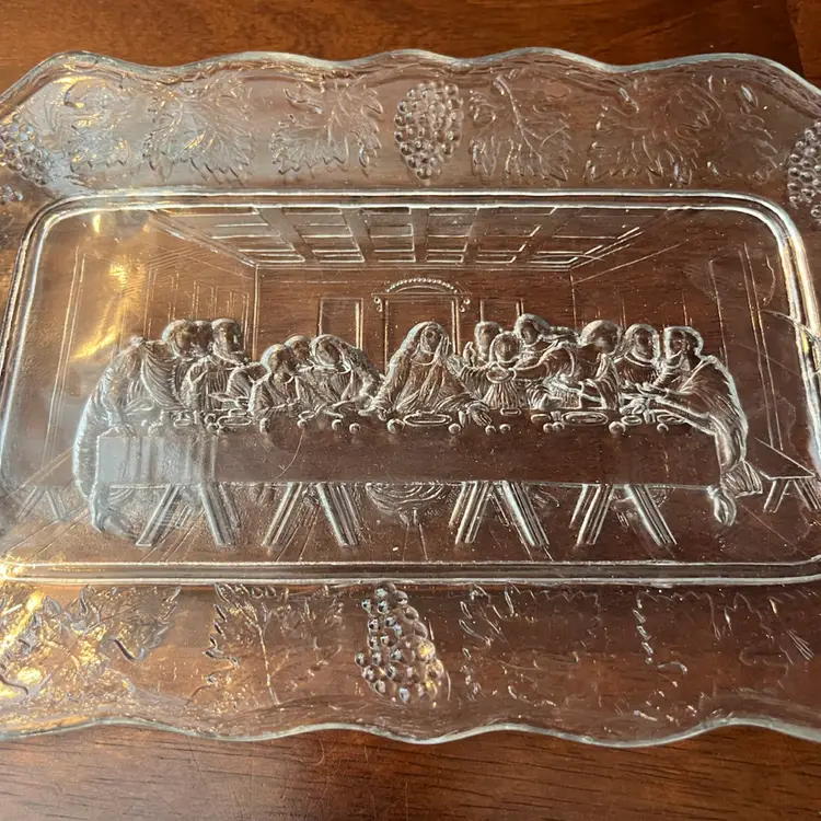 Vintage Indiana clear glass platter depicting 'The Last Supper' with grape border. 11” x 7”
Cracks On Right Side Of Plate .