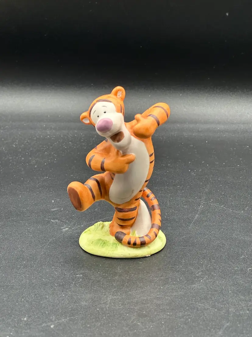 VINTAGE WALT DISNEY WORLD MALAYSIA TIGGER 4" TALL PORCELAIN FIGURE