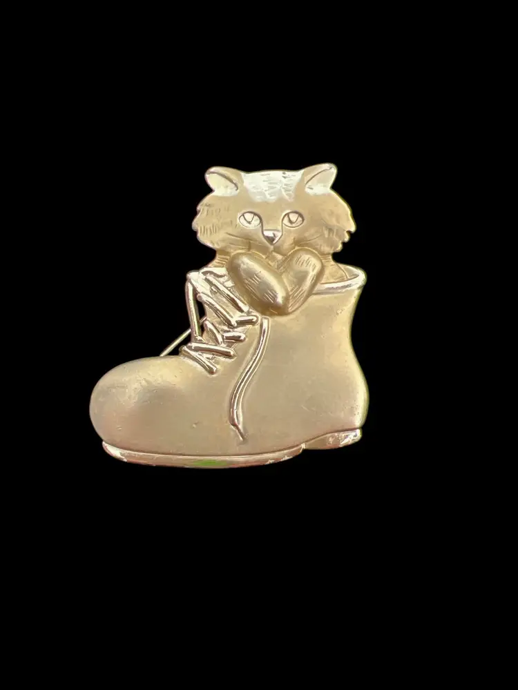 Vintage Cat Kitten In Boot Gold Tone Signed AJC Brooch #A-1
