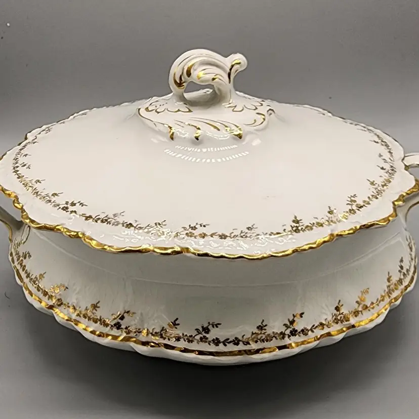 Homer Laughlin H111 Victorian White w Gold Trim Lidded Porcelain Vegetable Bowl