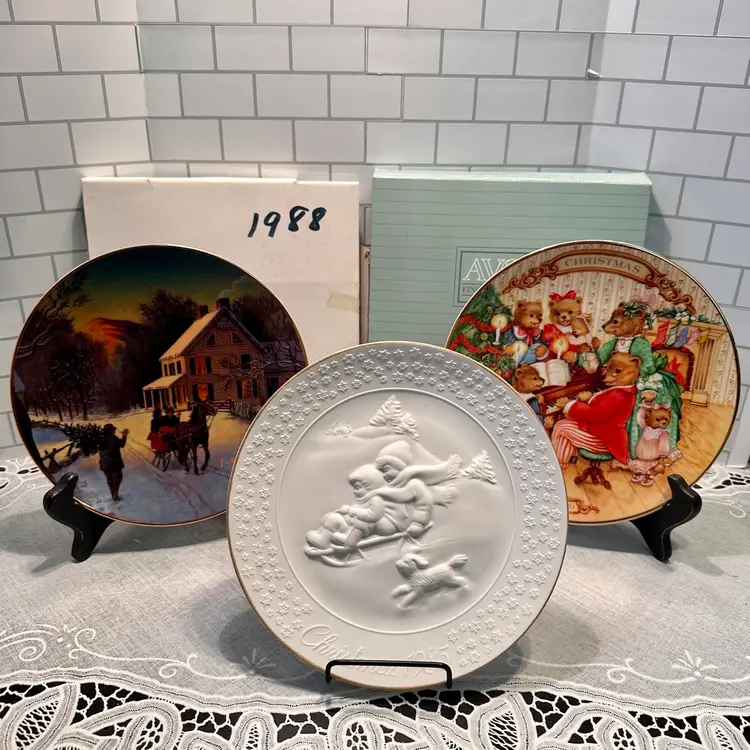 VINTAGE AVON CHRISTMAS PLATES 1985 1988 1989 Lot of 3 Plates