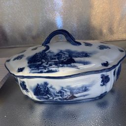 Cracker Barrel Blue And White Chinoiserie Beautiful Covered Serving Bowl.