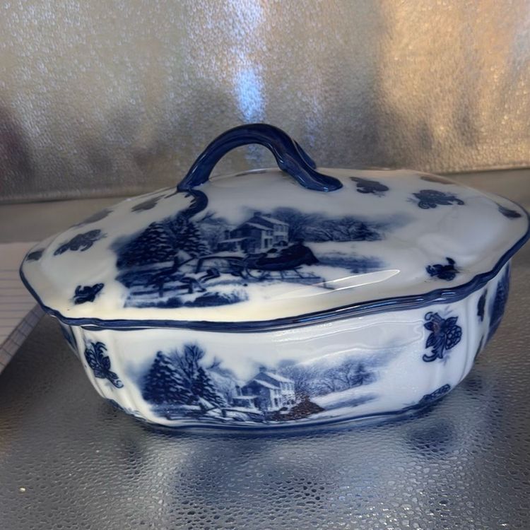 Cracker Barrel Blue And White Chinoiserie Beautiful Covered Serving Bowl.