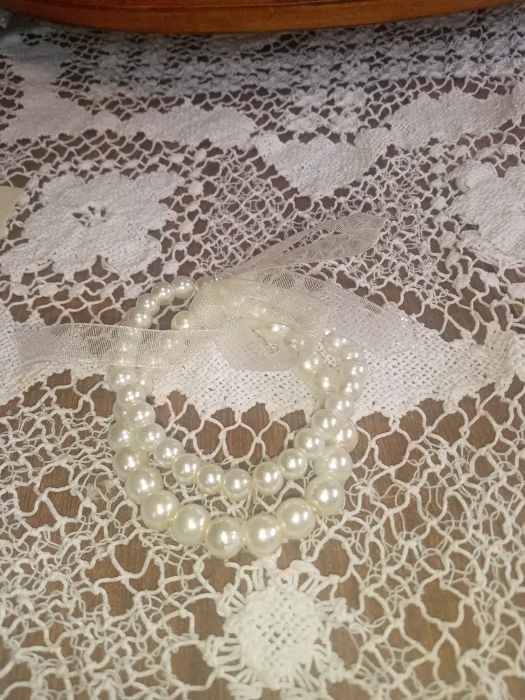 #08 Faux pearl bracelet