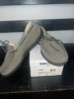 #02 - NEW. Minnetonka Moccasins Grey With Fur Hard Soles Size 11 Mens