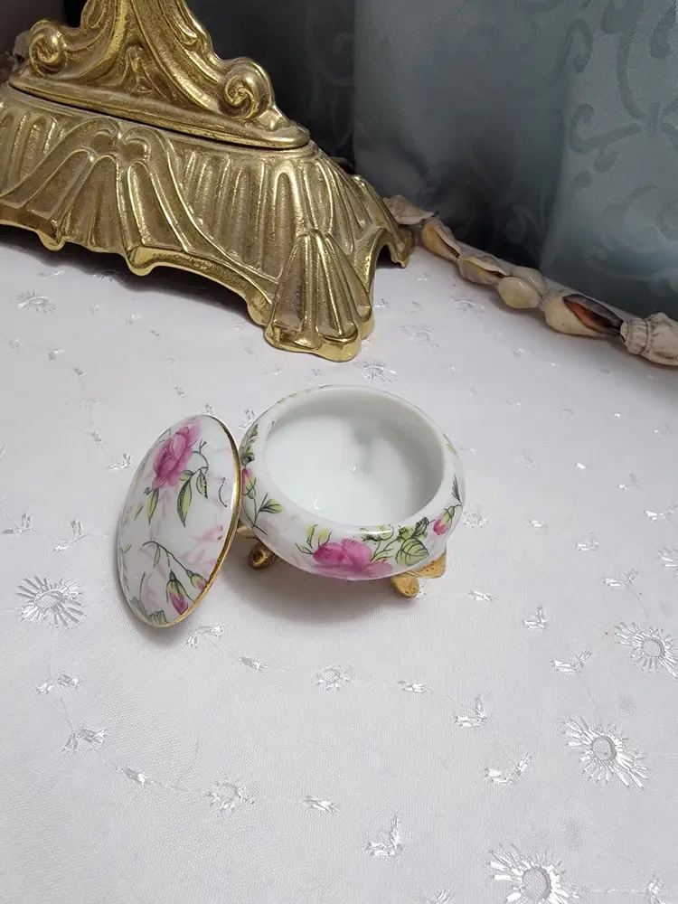 Vintage porcelain trinket box