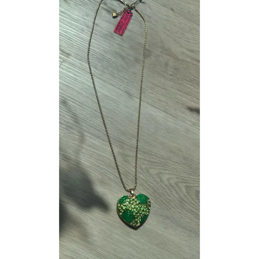 Betsy Johnson Heart Sparkly Necklace Green Gold 32 Inch Chain