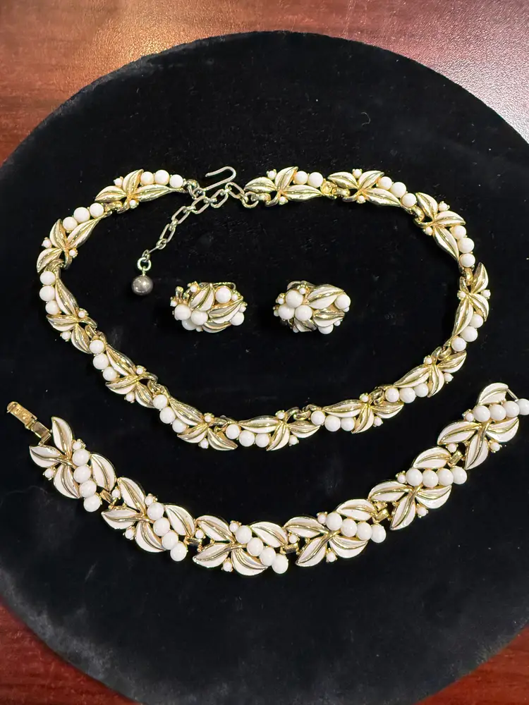 TRIFARI ENAMELED MILK GLASS NECKLACE, BRACELET & EARRINGS CA. 1955