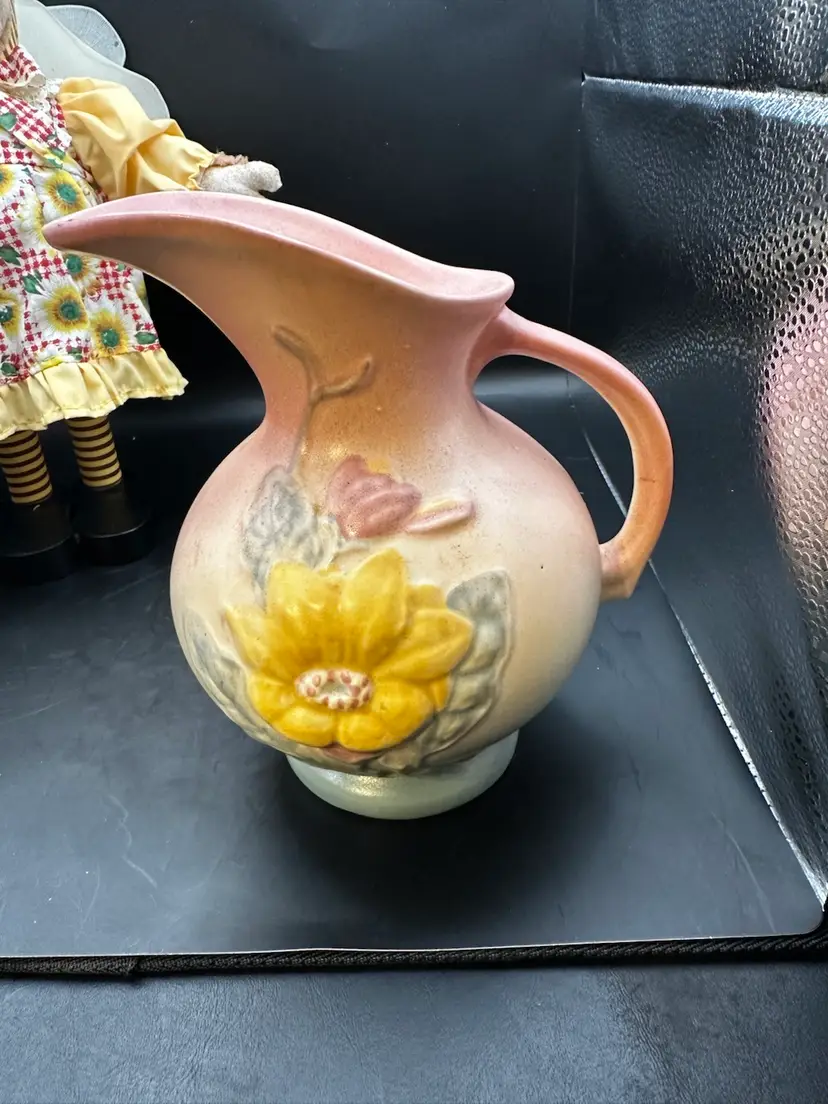 004 A 7 Inch vintage Hull Art Pottery
Magnolia matte pitcher