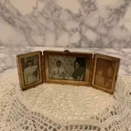 #02-Vintage Mini Tri-Fold Picture Frame W/Vintage Pictures