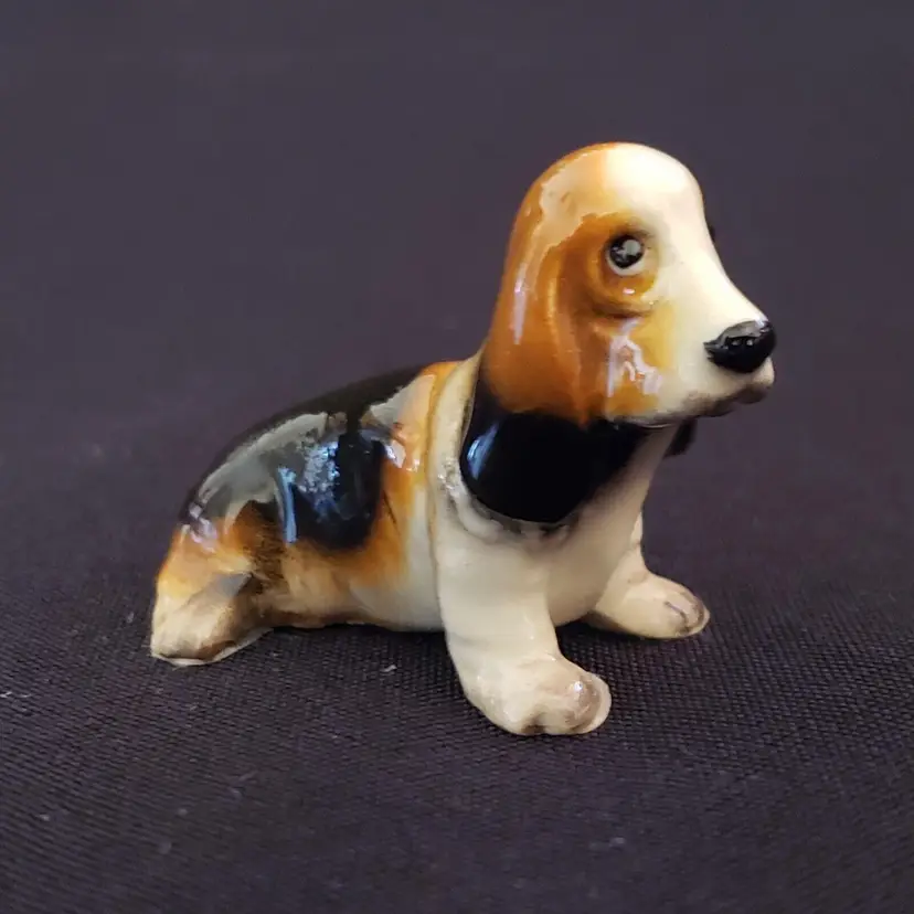 Basset Hound Dog Figurine Ceramic Porcelain Miniature 1 3/4" Long Unbranded READ DESCRIPTION